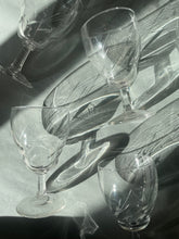 Charger l'image dans la galerie, Verres à vin Art déco - Motifs floral gravé