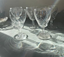 Charger l'image dans la galerie, Verres à vin Art déco - Motifs floral gravé