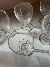 Charger l'image dans la galerie, Verres à vin Art déco - Motifs floral gravé