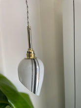 Charger l'image dans la galerie, Lampe baladeuse - Globe blanc et noir asymétrique