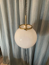 Charger l'image dans la galerie, Suspension en opaline blanche - Finition laiton