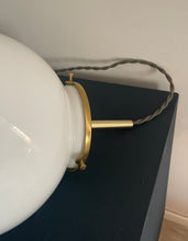 Charger l'image dans la galerie, Suspension en opaline blanche - Finition laiton