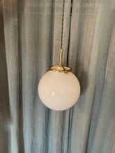 Charger l'image dans la galerie, Suspension en opaline blanche - Finition laiton