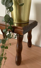 Charger l'image dans la galerie, petit tabouret vintage en bois