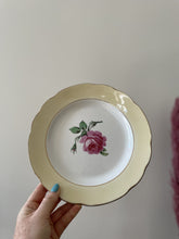 Charger l'image dans la galerie, assiette plate vintage fleurie