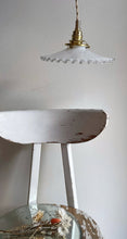 Charger l'image dans la galerie, luminaire vintage en opaline