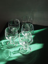 Charger l'image dans la galerie, Verres à vin - Années 70 - Socle large transparent
