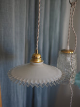 Charger l'image dans la galerie, Suspension en opaline blanche dentelée