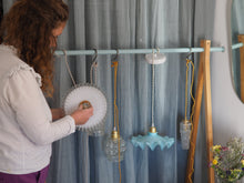 Charger l'image dans la galerie, Suspension en opaline blanche dentelée