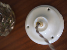 Charger l'image dans la galerie, Suspension en opaline blanche dentelée