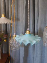 Charger l'image dans la galerie, Suspension vintage dentelée en opale bleue