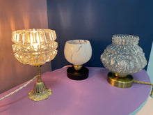Charger l'image dans la galerie, Lampe à poser vintage - Socle vintage, tige laiton et globe en verre pointe de diamants