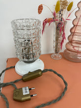 Charger l'image dans la galerie, Lampe à poser vintage - Globe en verre en pointe de diamants, socle en céramique