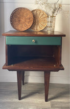 Charger l'image dans la galerie, Chevet scandinave - Bois brun et tiroir vert