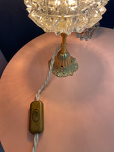 Charger l'image dans la galerie, Lampe à poser vintage - Socle vintage, tige laiton et globe en verre pointe de diamants