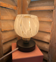 Charger l'image dans la galerie, Lampe à poser vintage - Globe en verre de clichy blanc et socle en métal noir