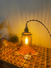 Charger l'image dans la galerie, Baladeuse vintage en verre ambré - Globe juponné
