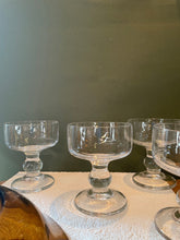 Charger l'image dans la galerie, Verres à pied années 70 - Socle large transparent
