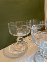 Charger l'image dans la galerie, Verres à pied années 70 - Socle large transparent
