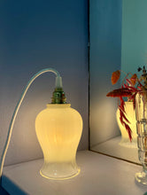 Charger l'image dans la galerie, Lampe baladeuse vintage - Globe tulipe blanc
