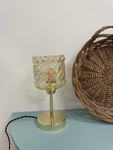 Charger l'image dans la galerie, Lampe à poser vintage - Globe en verre moulé ambré
