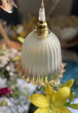 Charger l'image dans la galerie, lampe baladeuse à suspendre vintage nacrée 
