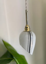 Charger l'image dans la galerie, Lampe baladeuse - Globe blanc et noir asymétrique
