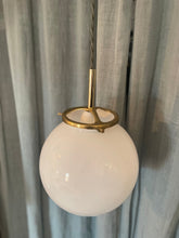 Charger l'image dans la galerie, Suspension en opaline blanche - Finition laiton
