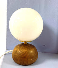 Charger l'image dans la galerie, globe en opaline
