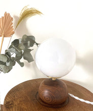 Charger l'image dans la galerie, lampe à poser vintage en opaline
