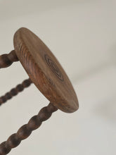 Charger l'image dans la galerie, tabouret tripode vintage en bois
