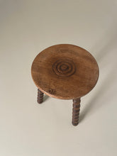 Charger l'image dans la galerie, tabouret tripode en bois tourné
