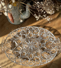 Charger l'image dans la galerie, plat vintage en verre ciselé
