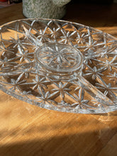 Charger l'image dans la galerie, Plat compartimenté oval en verre ciselé
