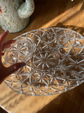 Charger l'image dans la galerie, Plat compartimenté oval en verre ciselé
