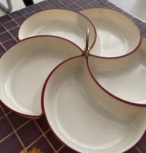 Charger l'image dans la galerie, PLAT FLEUR ANNEES 70
