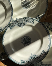 Charger l'image dans la galerie, assiettes plates terre de fer vintage
