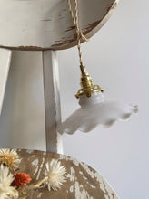 Charger l'image dans la galerie, suspension en opaline vintage
