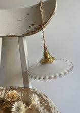 Charger l'image dans la galerie, suspension vintage en opaline dentelée
