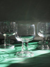 Charger l'image dans la galerie, Verres à vin - Années 70 - Socle large transparent
