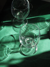 Charger l'image dans la galerie, Verres à vin - Années 70 - Socle large transparent
