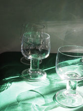 Charger l'image dans la galerie, Verres à vin - Années 70 - Socle large transparent

