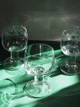 Charger l'image dans la galerie, Verres à vin - Années 70 - Socle large transparent
