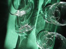 Charger l'image dans la galerie, Verres à vin - Années 70 - Socle large transparent
