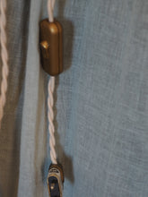 Charger l'image dans la galerie, Lampe baladeuse - Globe en verre givré années 50
