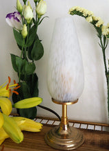 Charger l'image dans la galerie, lampe à poser vintage en verre de clicy blanc
