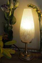 Charger l'image dans la galerie, LAMPE A POSER EN VERRE DE CLICHY BLANCHE ALLUMEE
