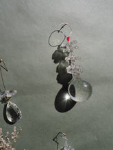 Charger l'image dans la galerie, Décoration upcylée - Boule en verre et pampilles - N3
