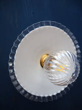 Charger l'image dans la galerie, applique en opaline dentellée
