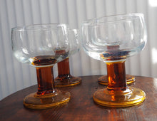Charger l'image dans la galerie, 4 verres à pied en verre ambré
